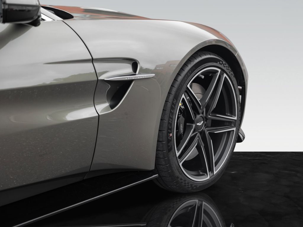 Aston Martin V8 Vantage 2025