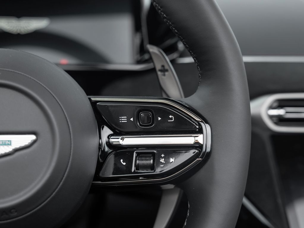 Aston Martin V8 Vantage 2025