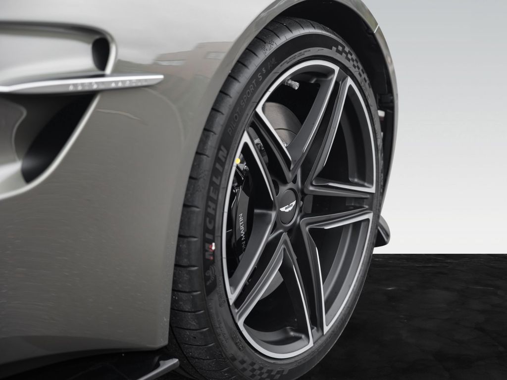 Aston Martin V8 Vantage 2025