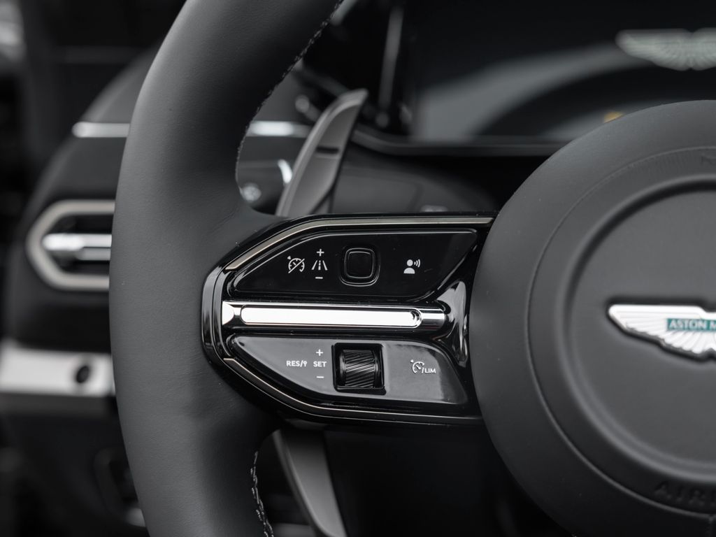 Aston Martin V8 Vantage 2025