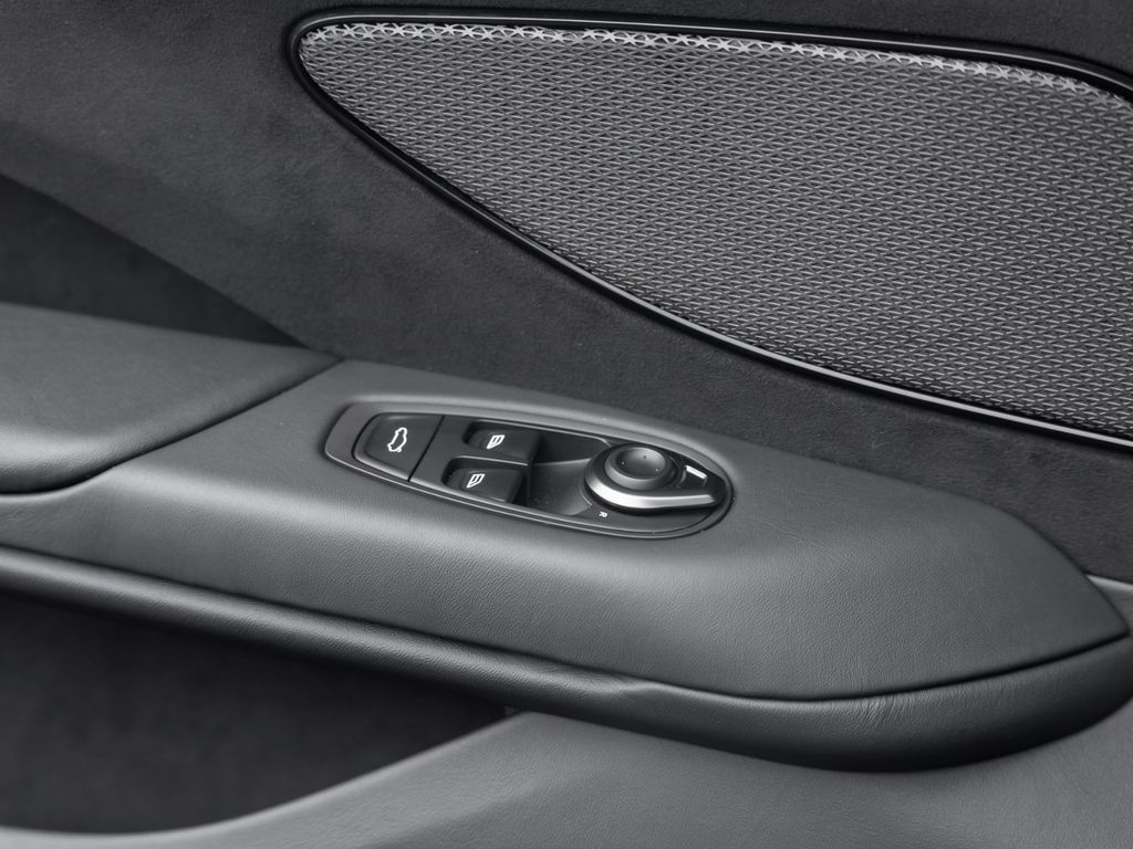 Aston Martin V8 Vantage 2025