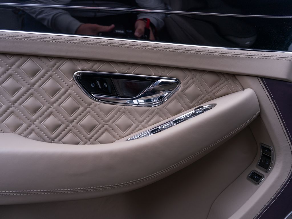 Bentley Continental GTC 2024