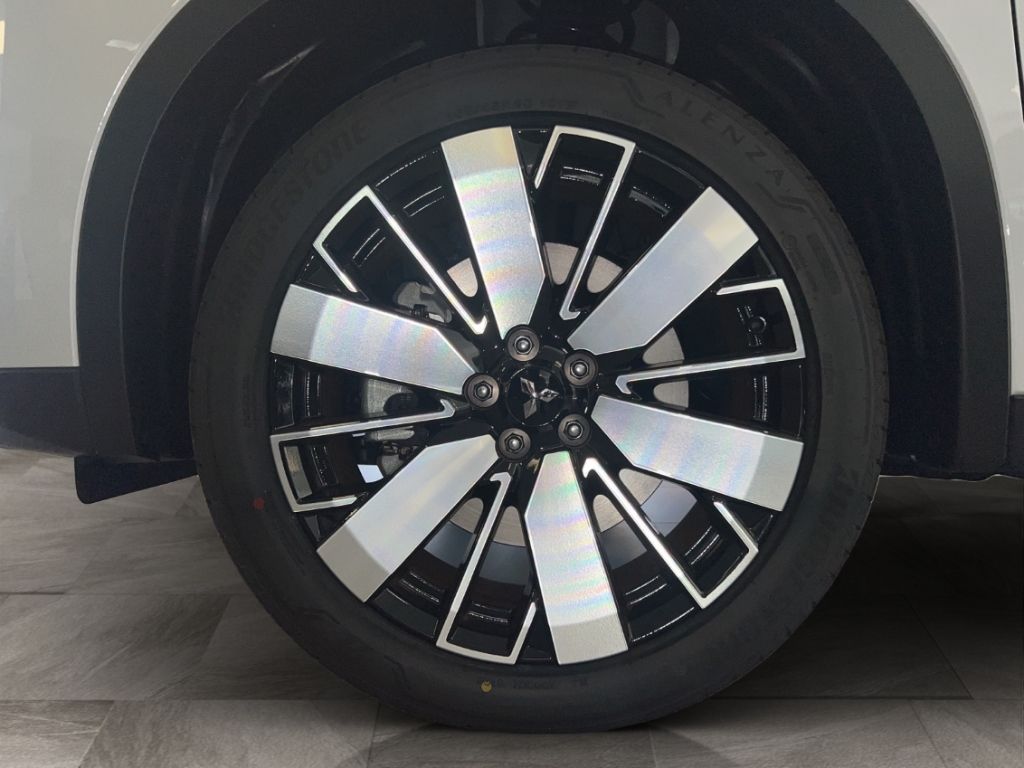 Mitsubishi Plug-in Hybrid Outlander 2025