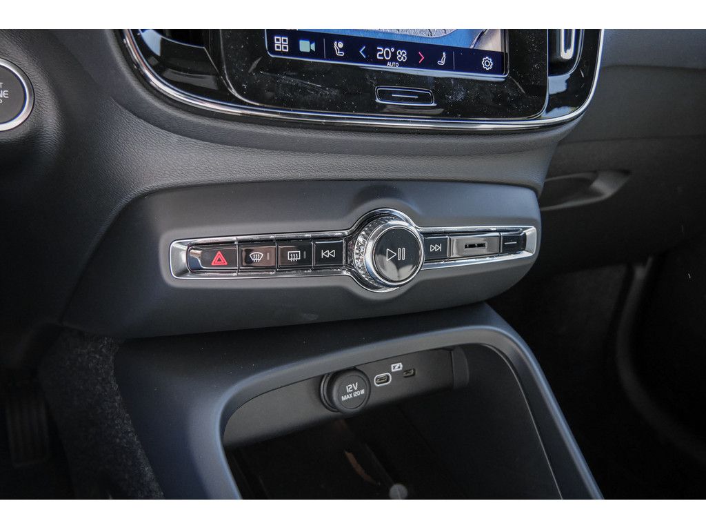 Volvo XC40 2025