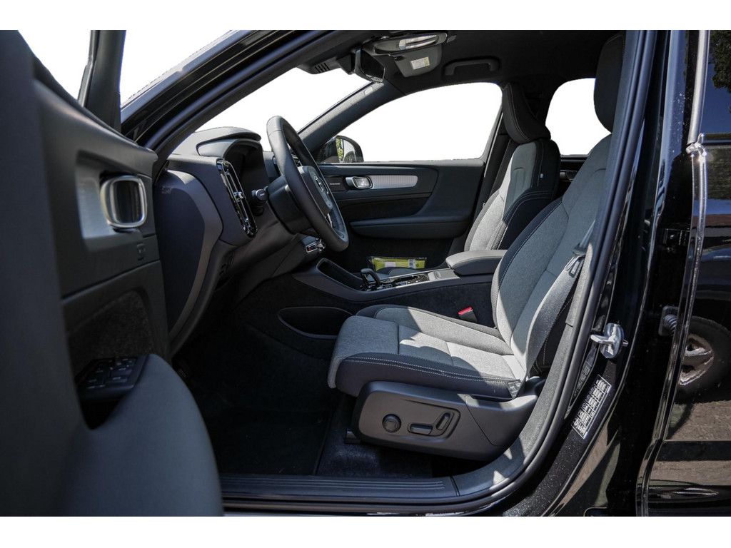 Volvo XC40 2025