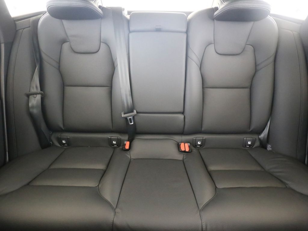 Volvo V90 2025
