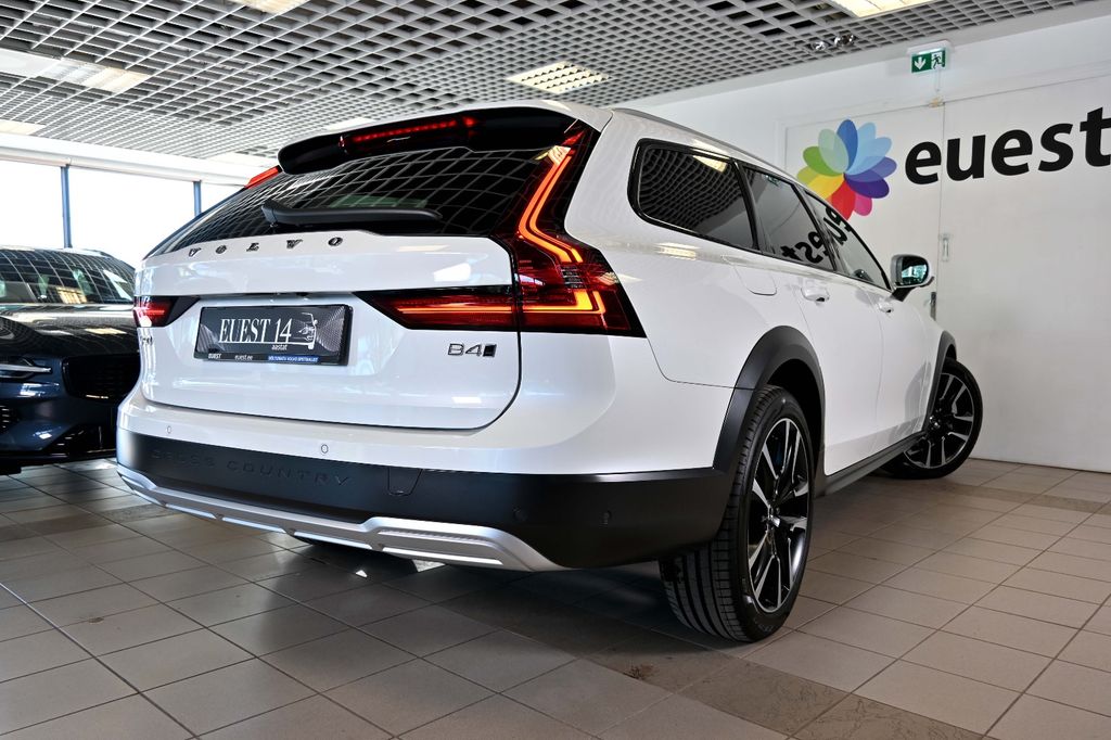 Volvo V90 Cross Country 2024