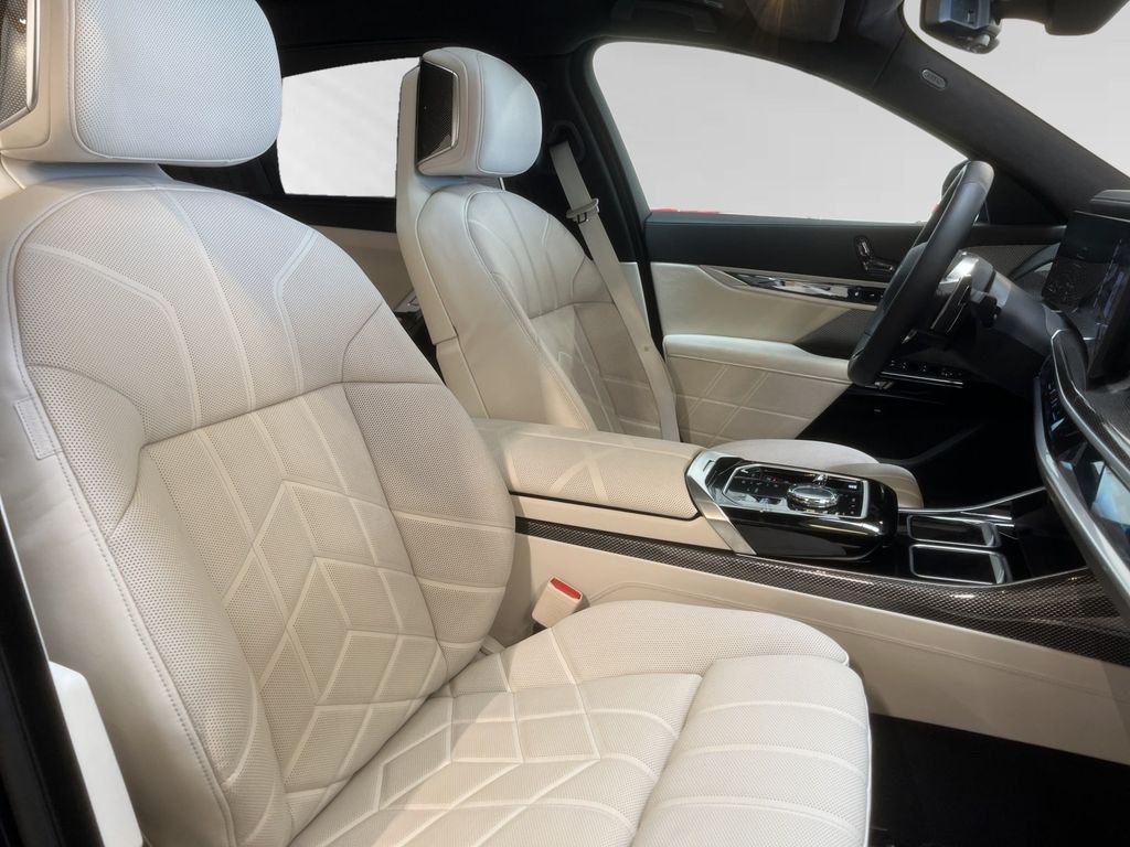 BMW 750 2024