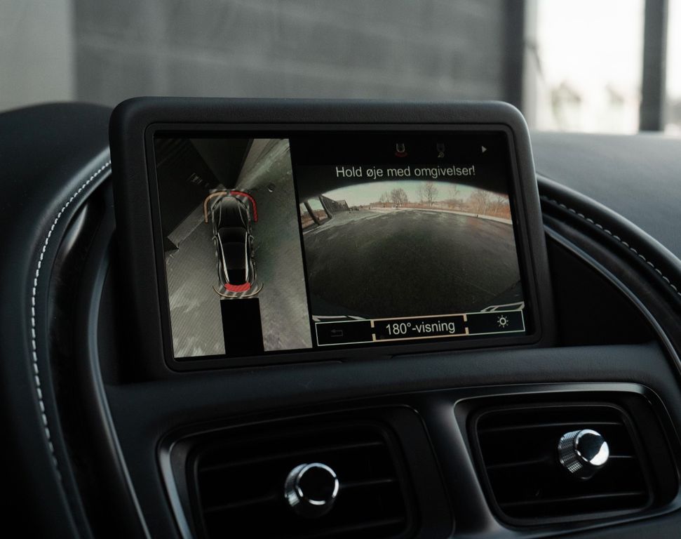 Aston Martin DB11 2016