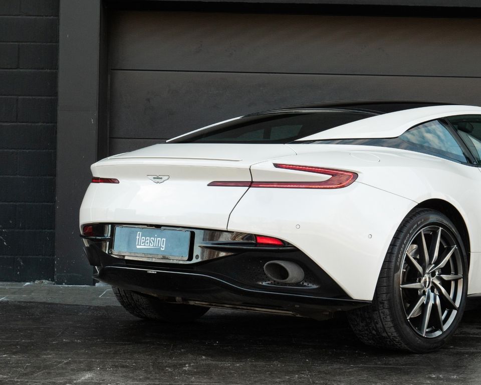 Aston Martin DB11 2016