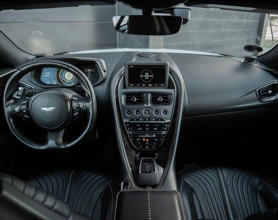 Aston Martin DB11 2016