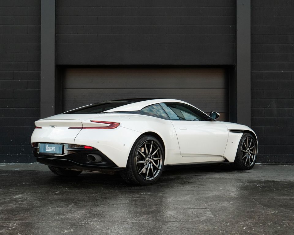 Aston Martin DB11 2016