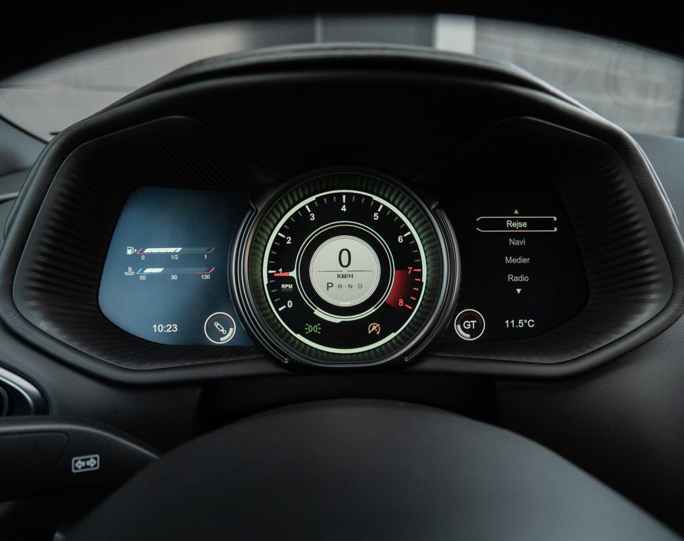 Aston Martin DB11 2016