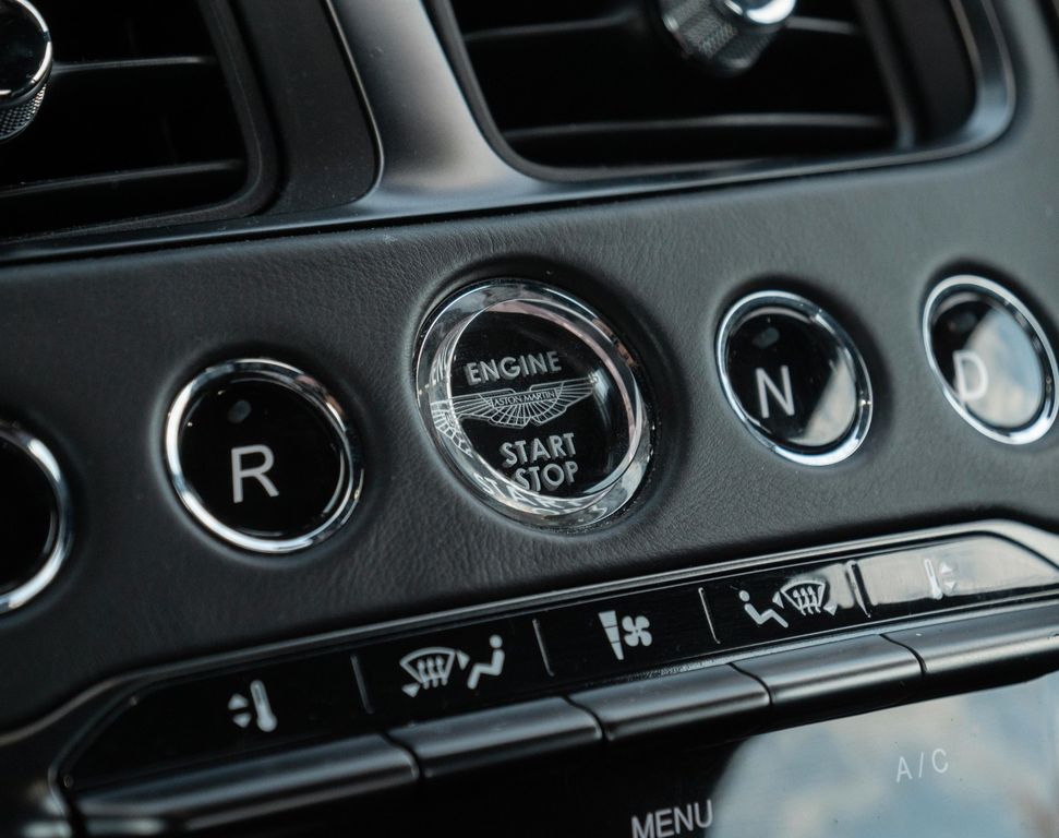 Aston Martin DB11 2016