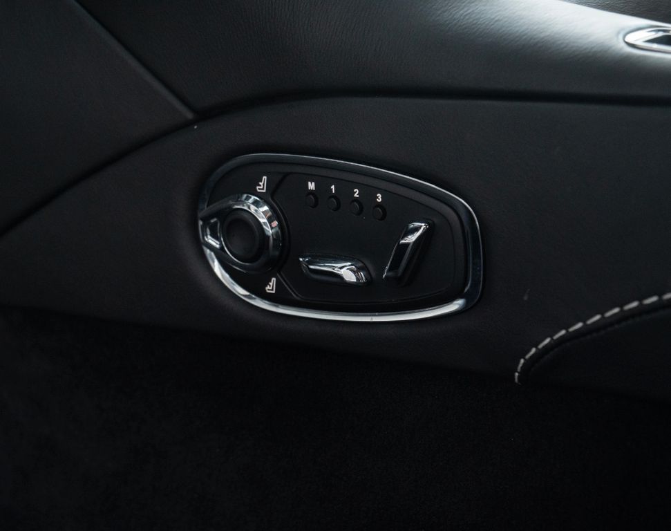 Aston Martin DB11 2016