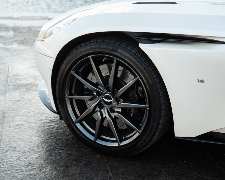 Aston Martin DB11 2016