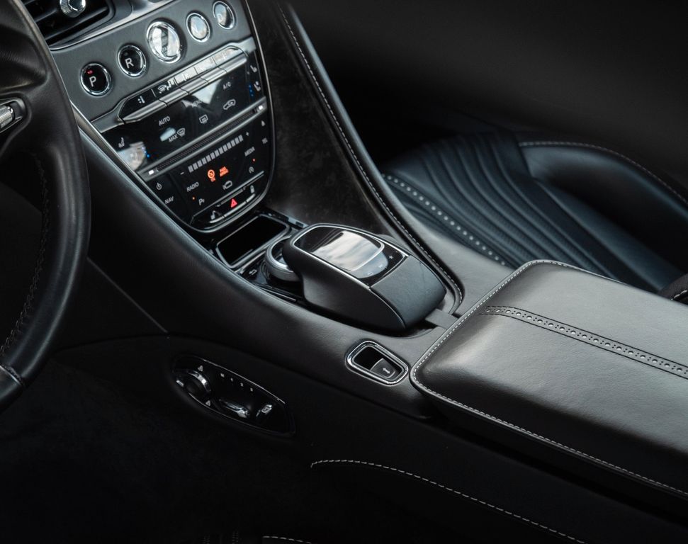 Aston Martin DB11 2016