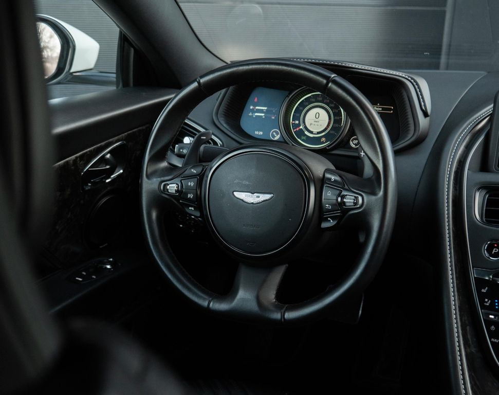 Aston Martin DB11 2016