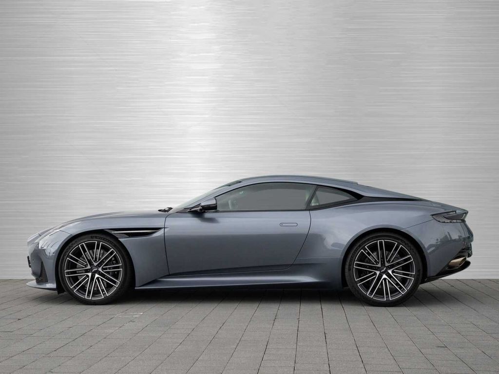 Aston Martin DB12 2024