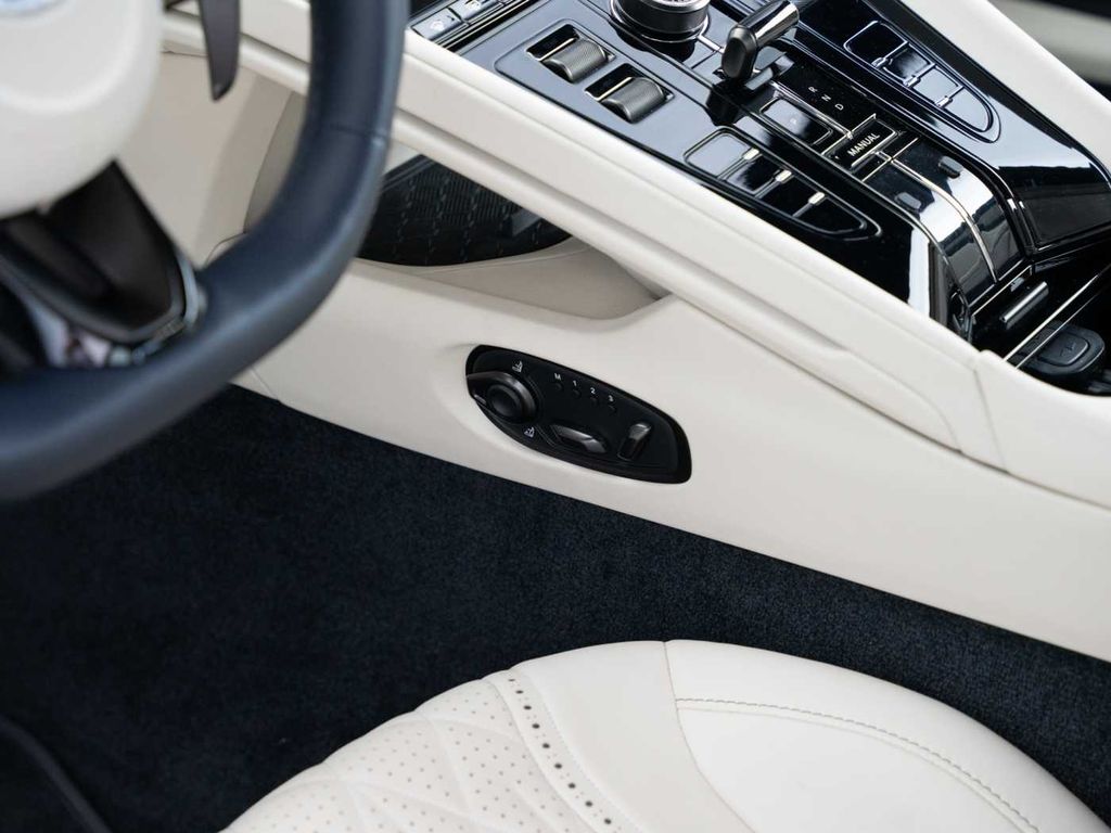 Aston Martin DB12 2024