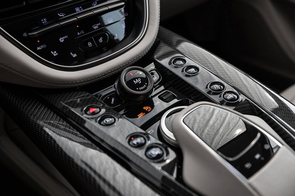 Aston Martin DBX 2024