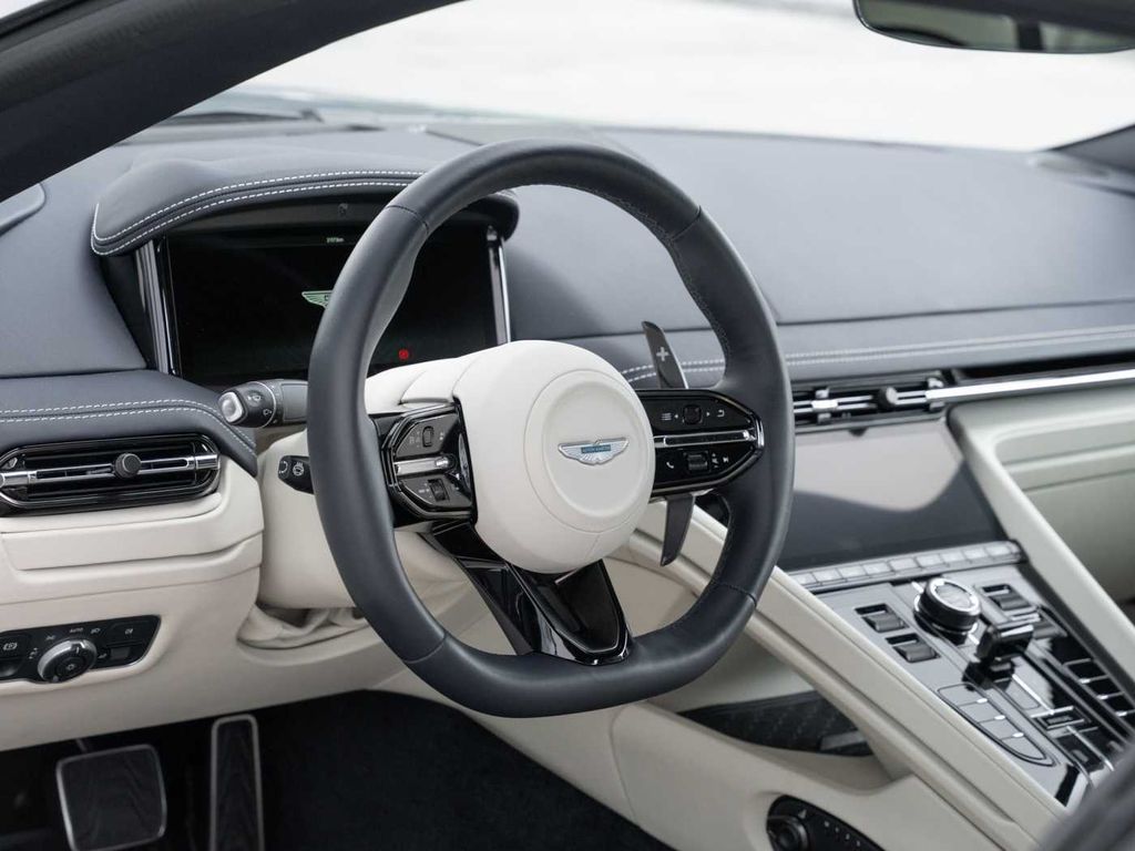 Aston Martin DB12 2024