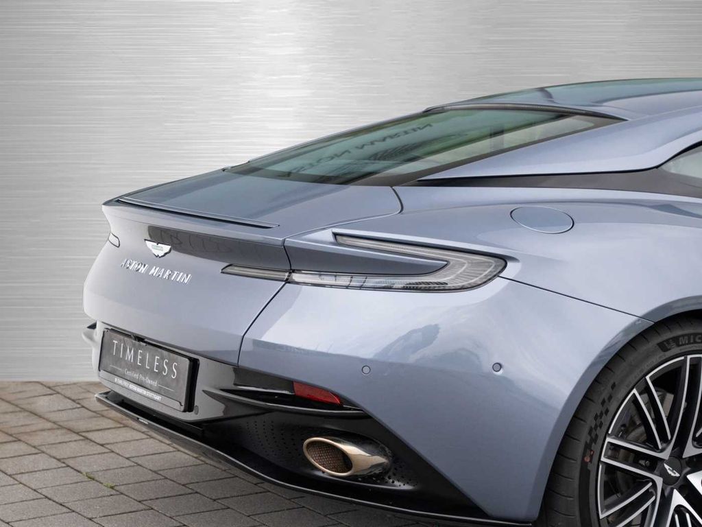 Aston Martin DB12 2024