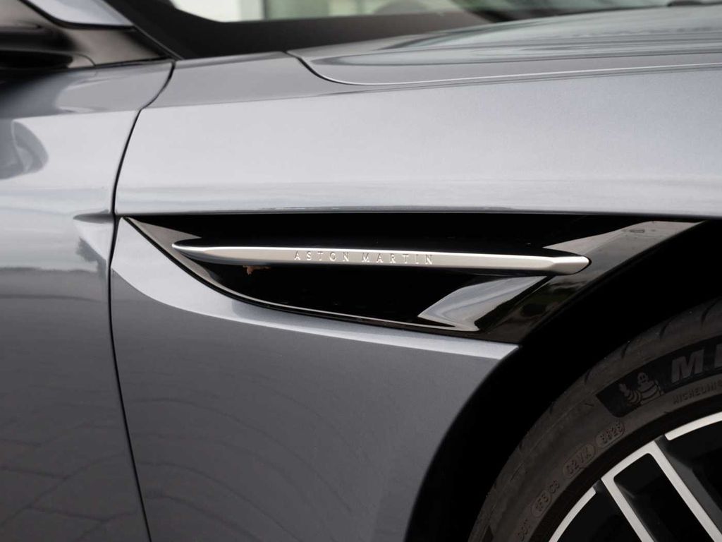 Aston Martin DB12 2024