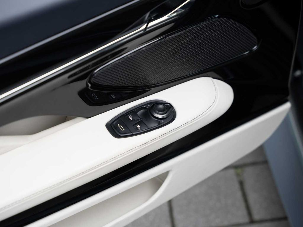 Aston Martin DB12 2024