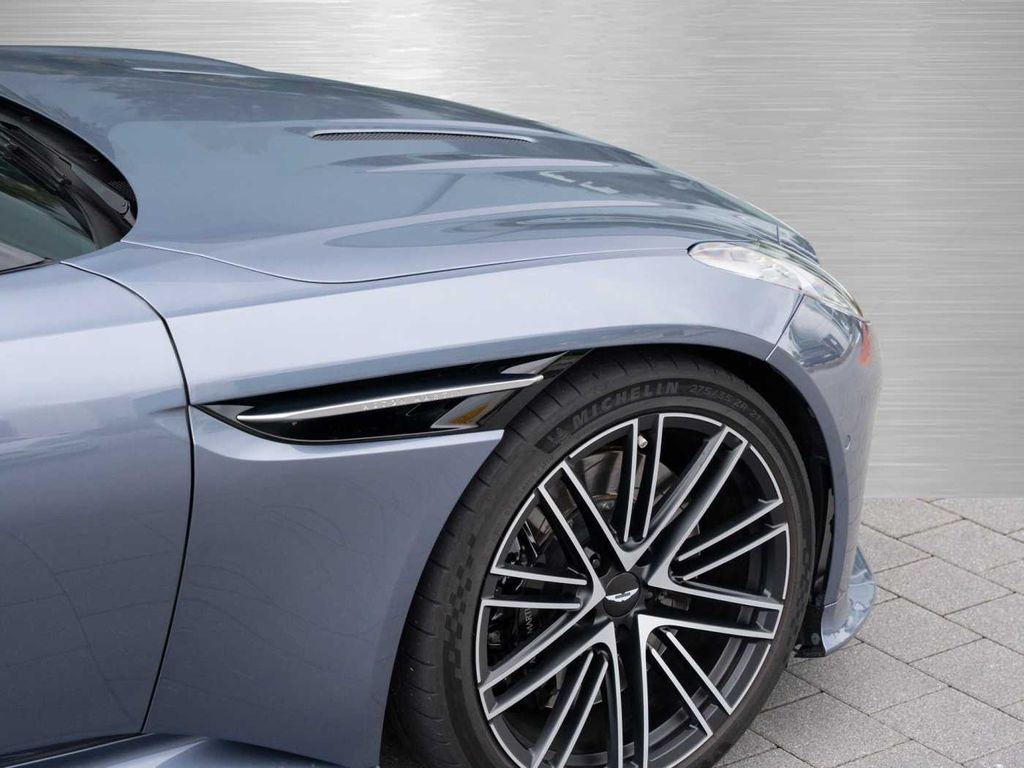 Aston Martin DB12 2024