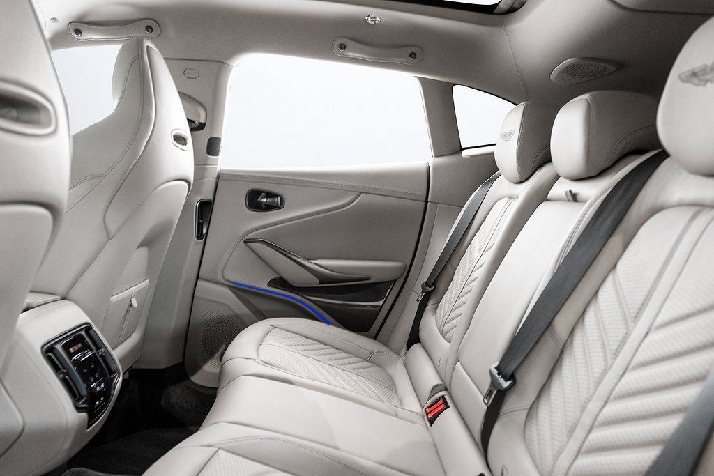 Aston Martin DBX 2024