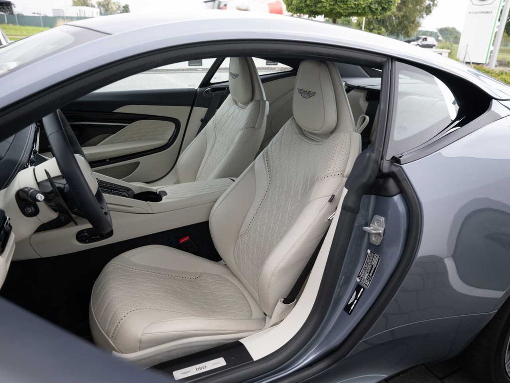 Aston Martin DB12 2024