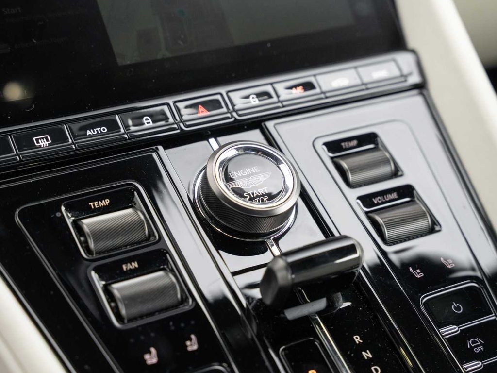 Aston Martin DB12 2024