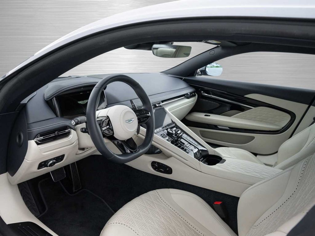 Aston Martin DB12 2024