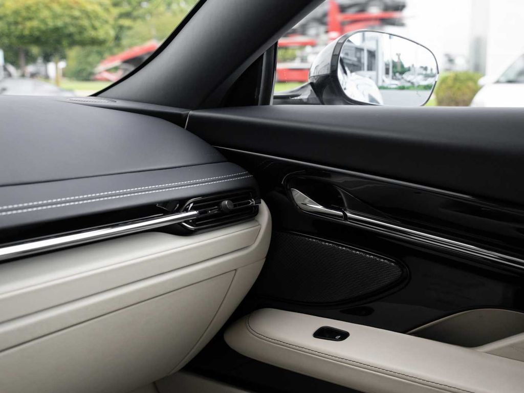 Aston Martin DB12 2024