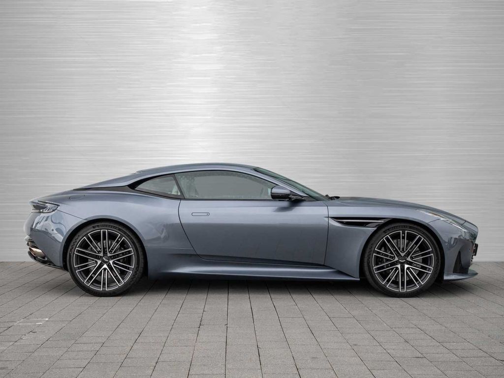 Aston Martin DB12 2024