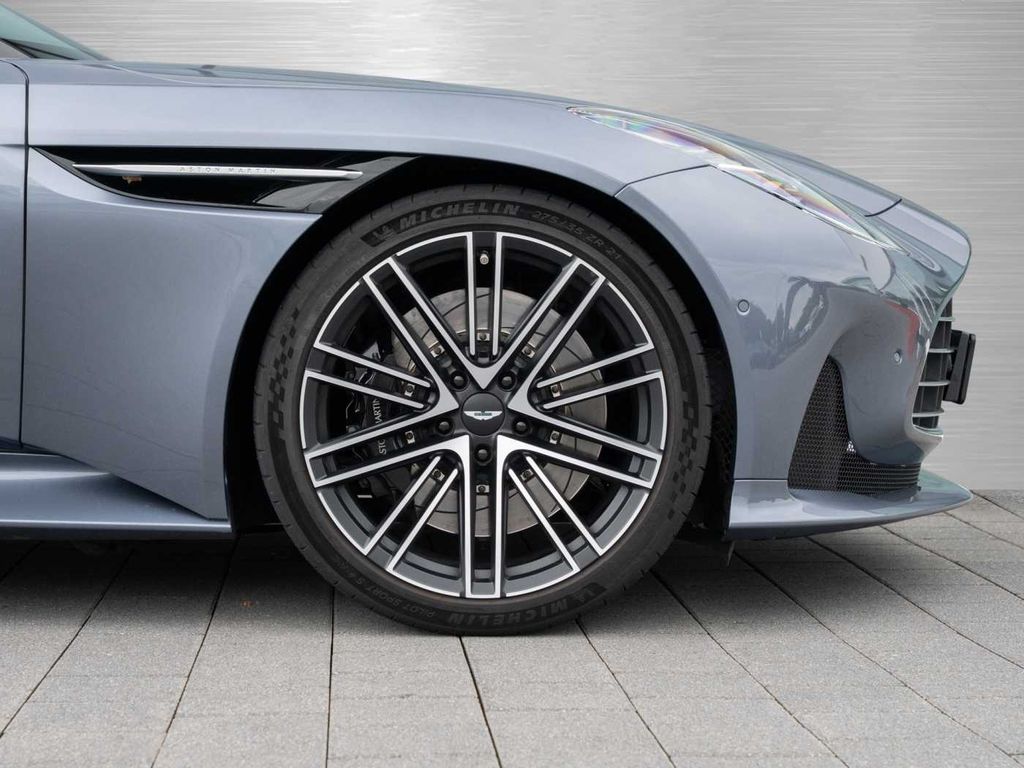 Aston Martin DB12 2024