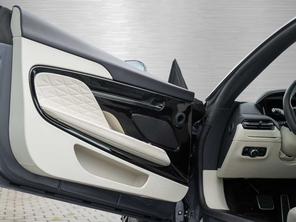 Aston Martin DB12 2024