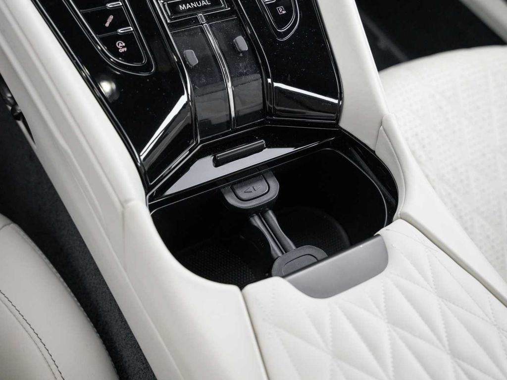 Aston Martin DB12 2024