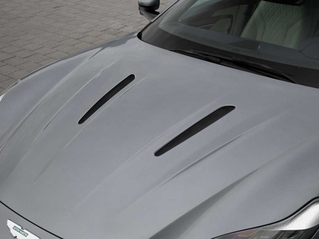 Aston Martin DB12 2024