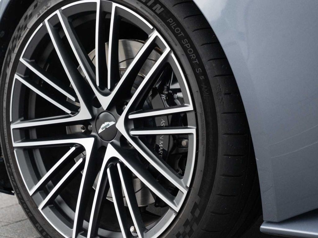 Aston Martin DB12 2024