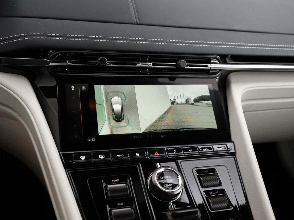 Aston Martin DB12 2024