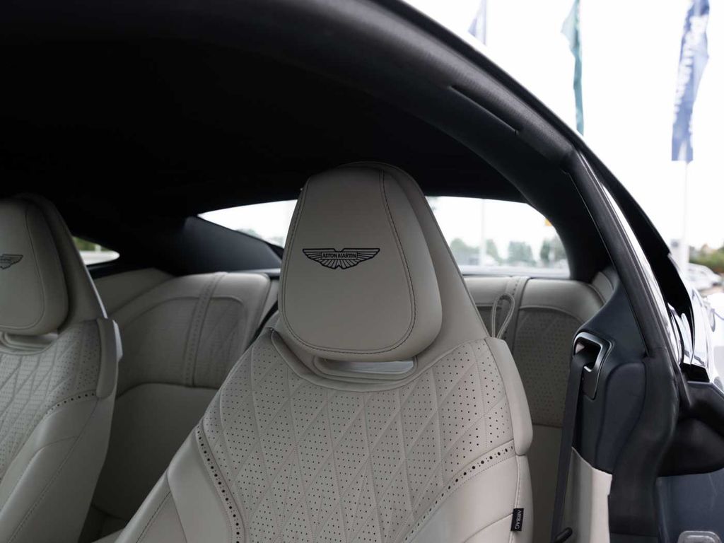 Aston Martin DB12 2024