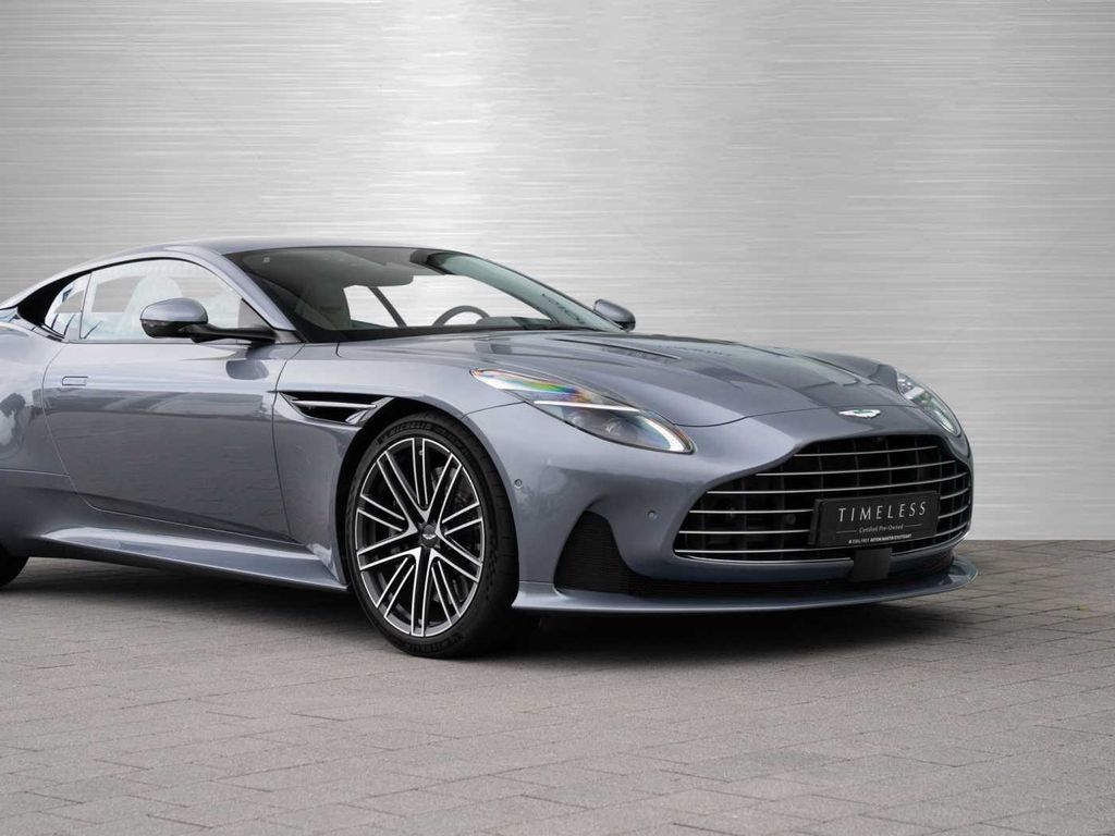 Aston Martin DB12 2024
