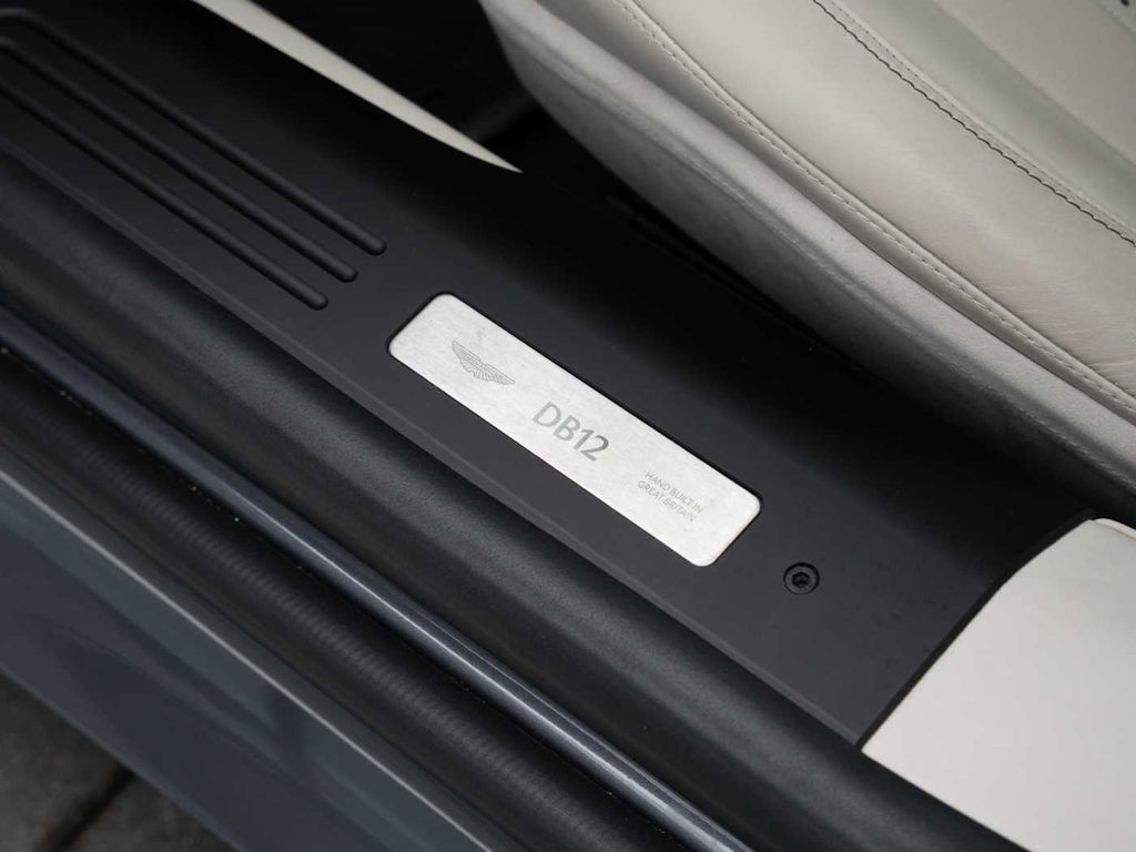 Aston Martin DB12 2024