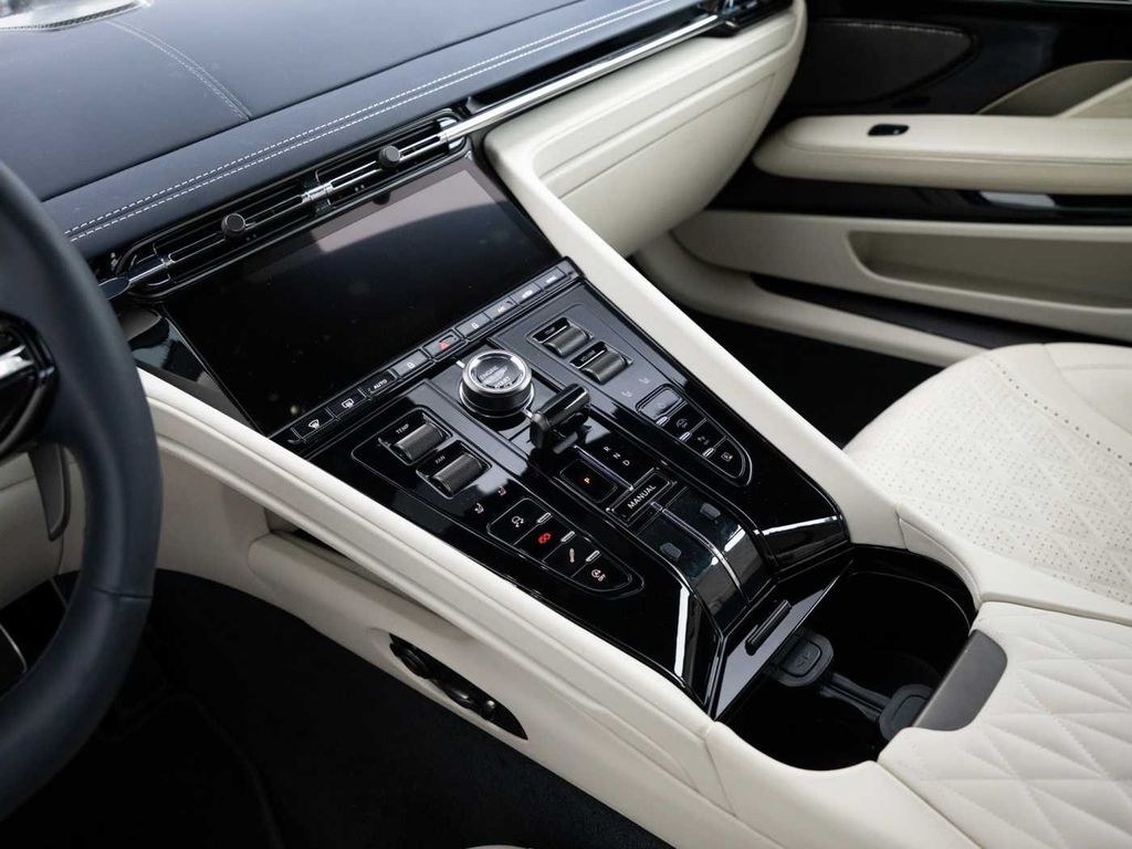 Aston Martin DB12 2024