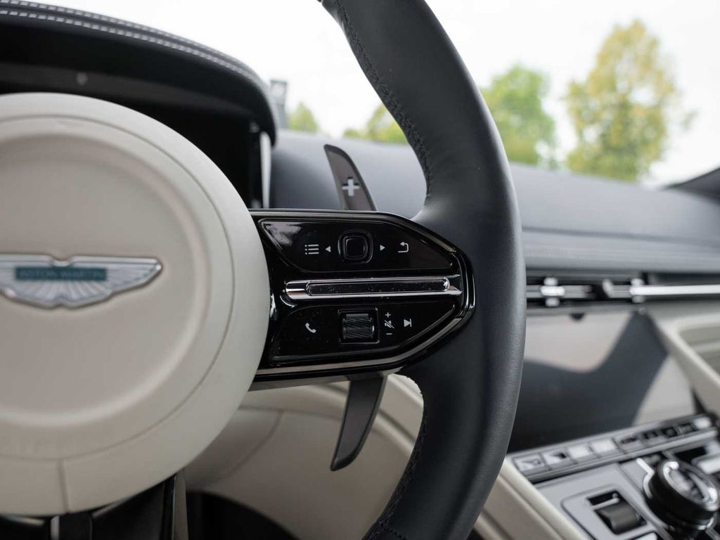 Aston Martin DB12 2024