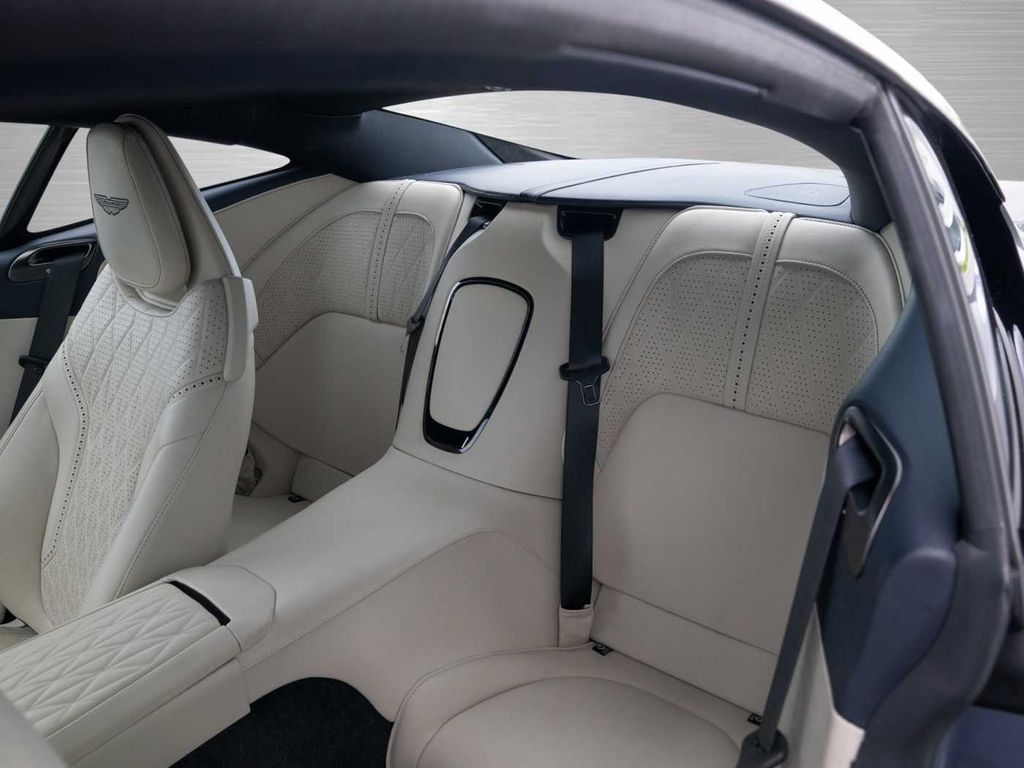 Aston Martin DB12 2024