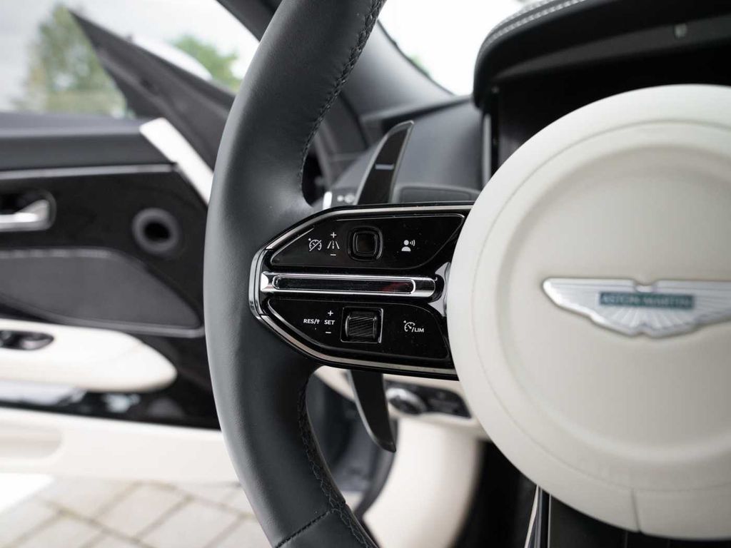 Aston Martin DB12 2024