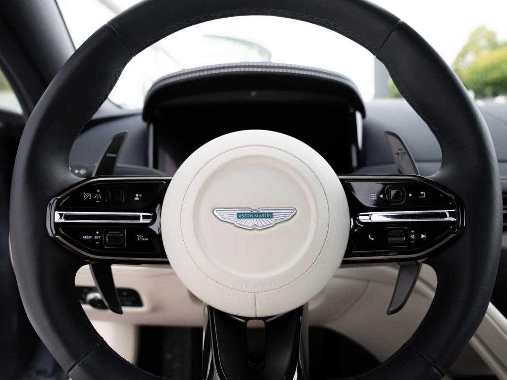 Aston Martin DB12 2024